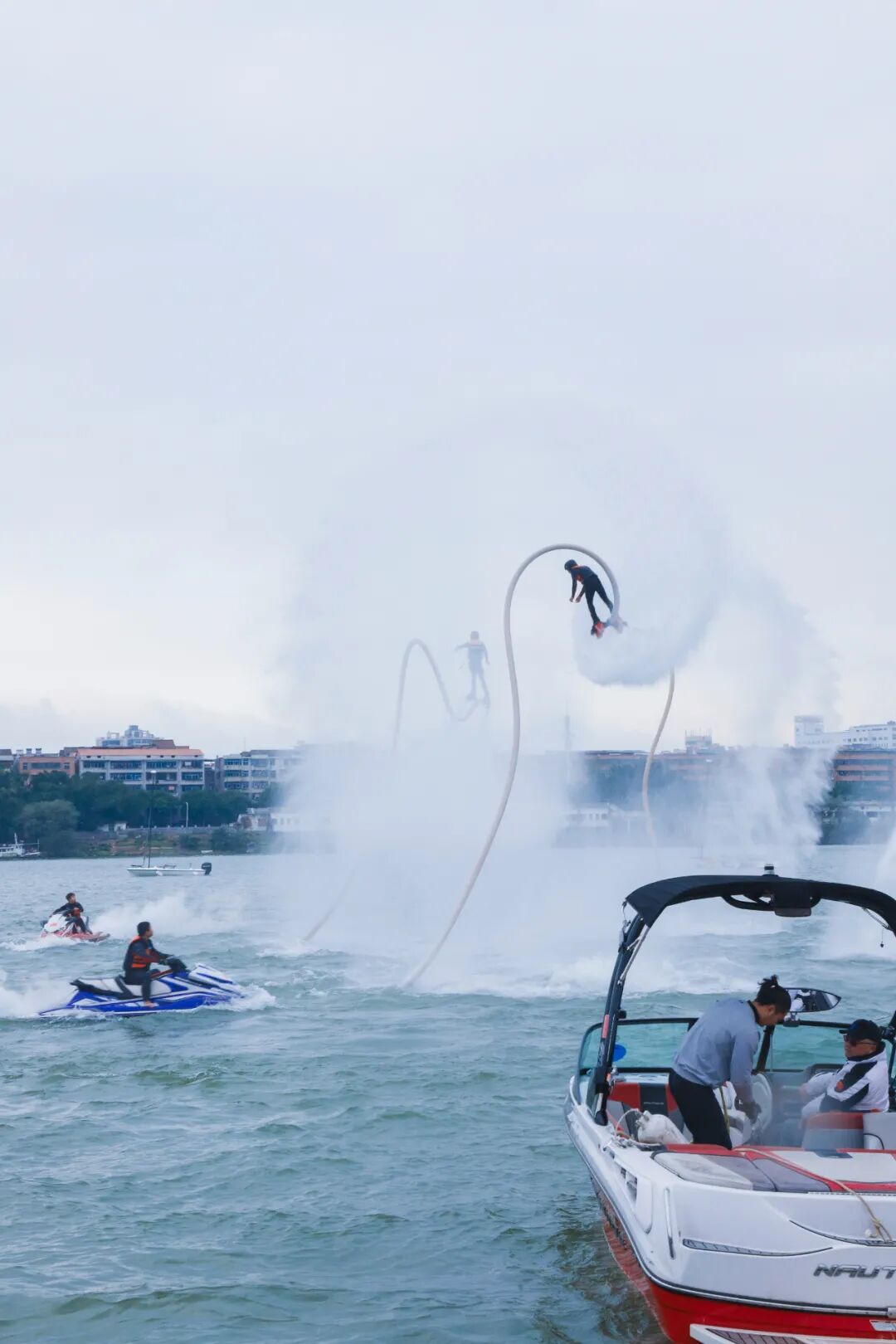 水上特技表演引爆于都本月4至7号精彩不停