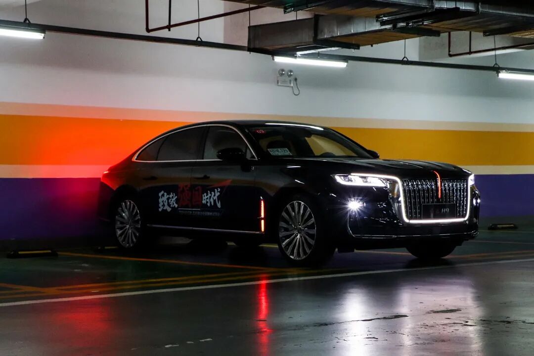 前翼子板下方的镀铬饰条也内置迎宾灯带,左右外后视镜将光毯投射在