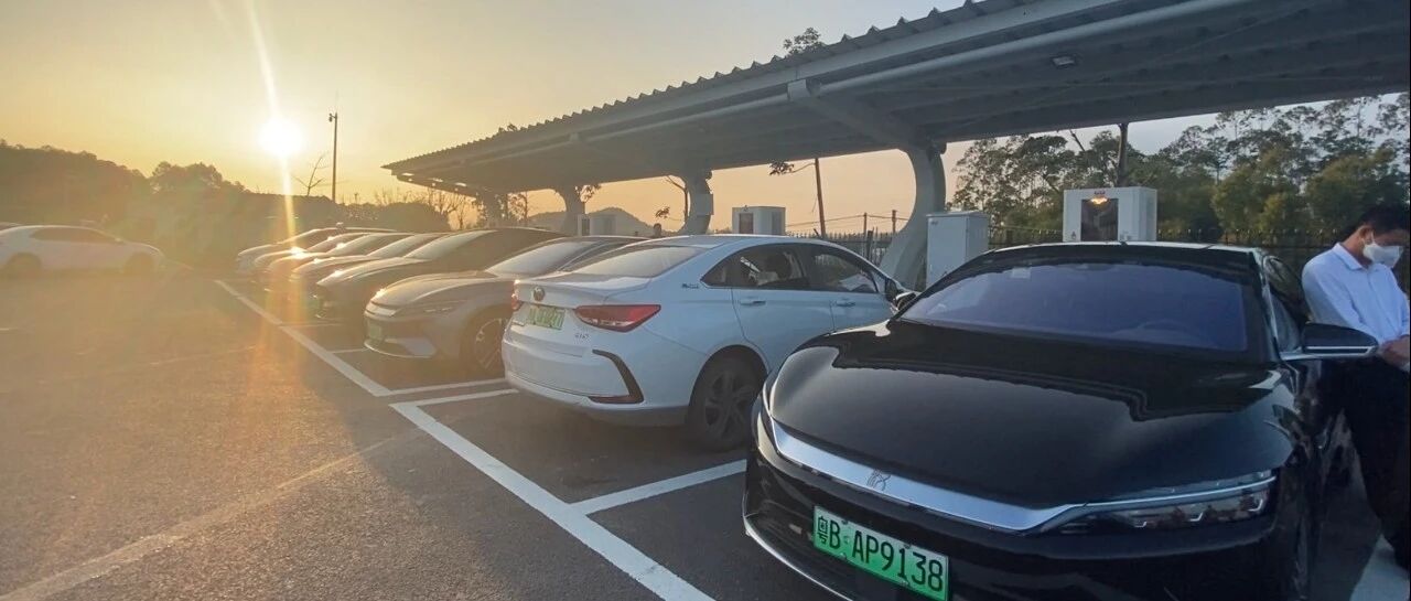 那些在服务区排队充电的车主们，竟然还说电动车香？