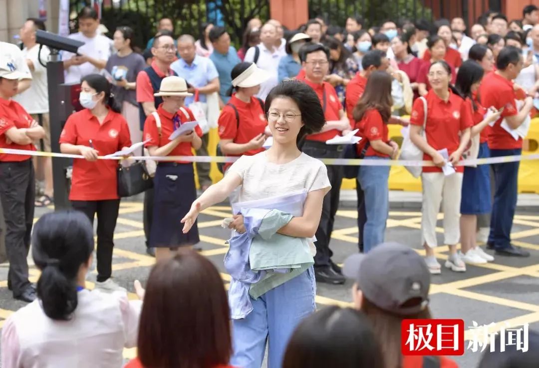 各地考生冲出考场瞬间