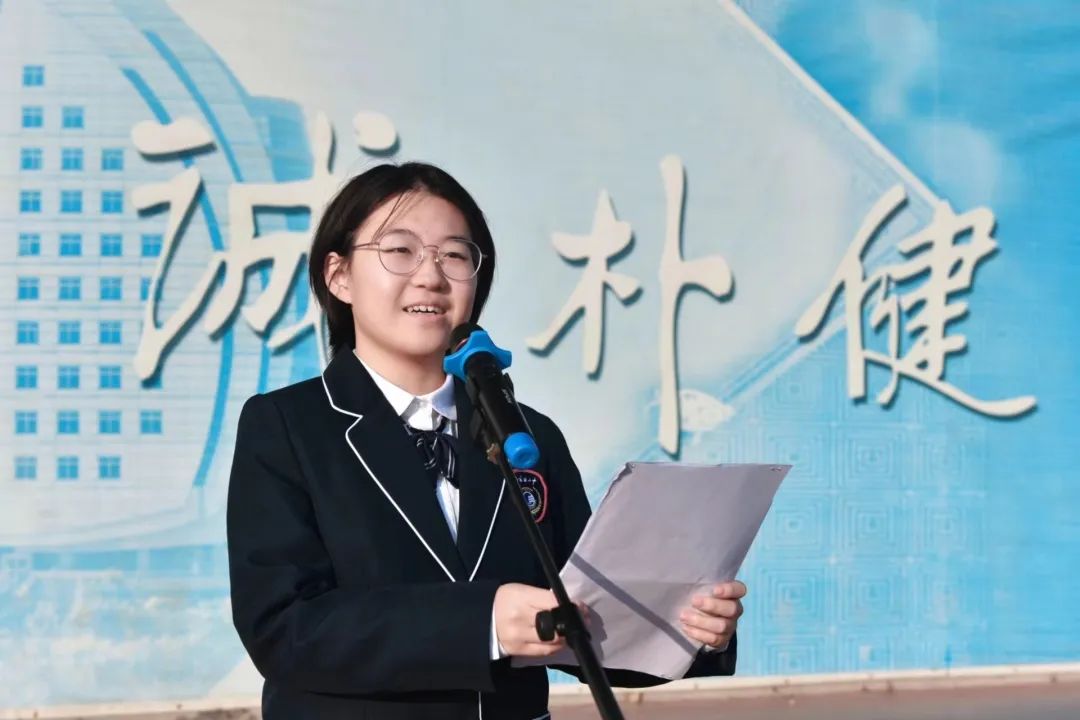 张米加同学主持仪式.JPG 图片