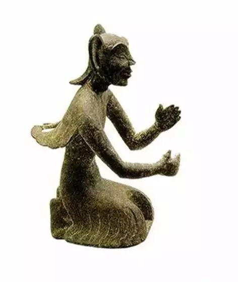 1987年洛阳东郊出土的这件鎏金铜羽人不仅双翼硕大