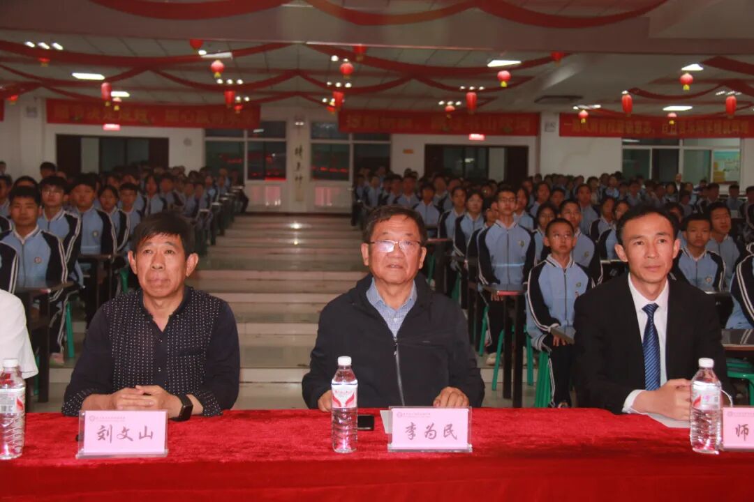 原平市北方现代双语学校初二年级第二学期期中考试表彰会