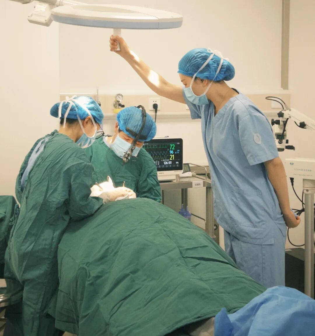 72岁老人眼疾背后惊现“寄生虫”，眼科医生揭开真相！