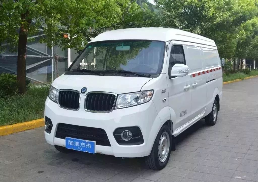 汽 啟 騰 m70ev在純電動車推薦會期間,快遞行業人士現場試駕啟騰m70ev