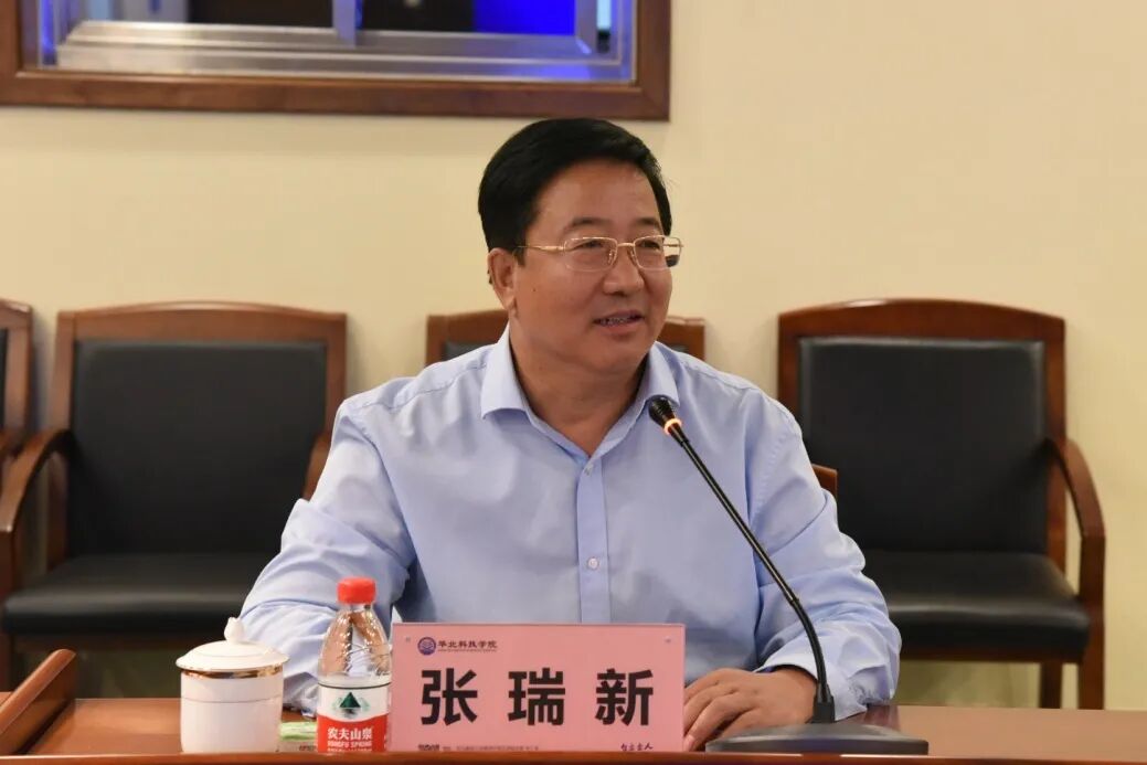华北科技学院校长张瑞新表示,薛澜教授能够受邀作为学校发展战略咨询