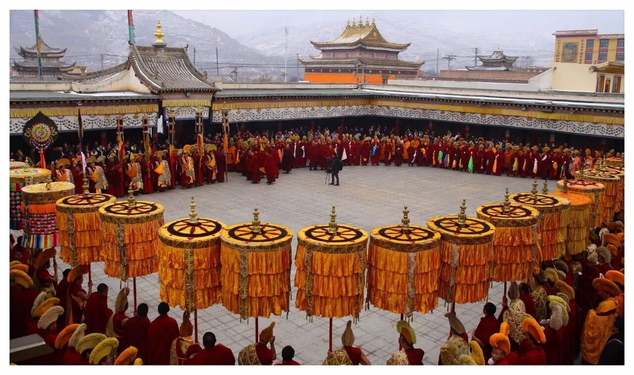 拉卜楞寺是藏语"拉章"的变音 意思为活佛大师的府邸 是藏传佛教格鲁派