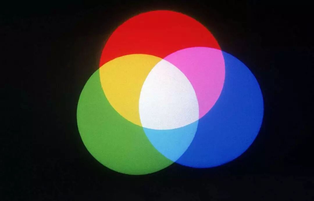 中国对于七色光最普遍的说法是：红橙黄绿蓝靛紫，也就是俗称的彩虹色。