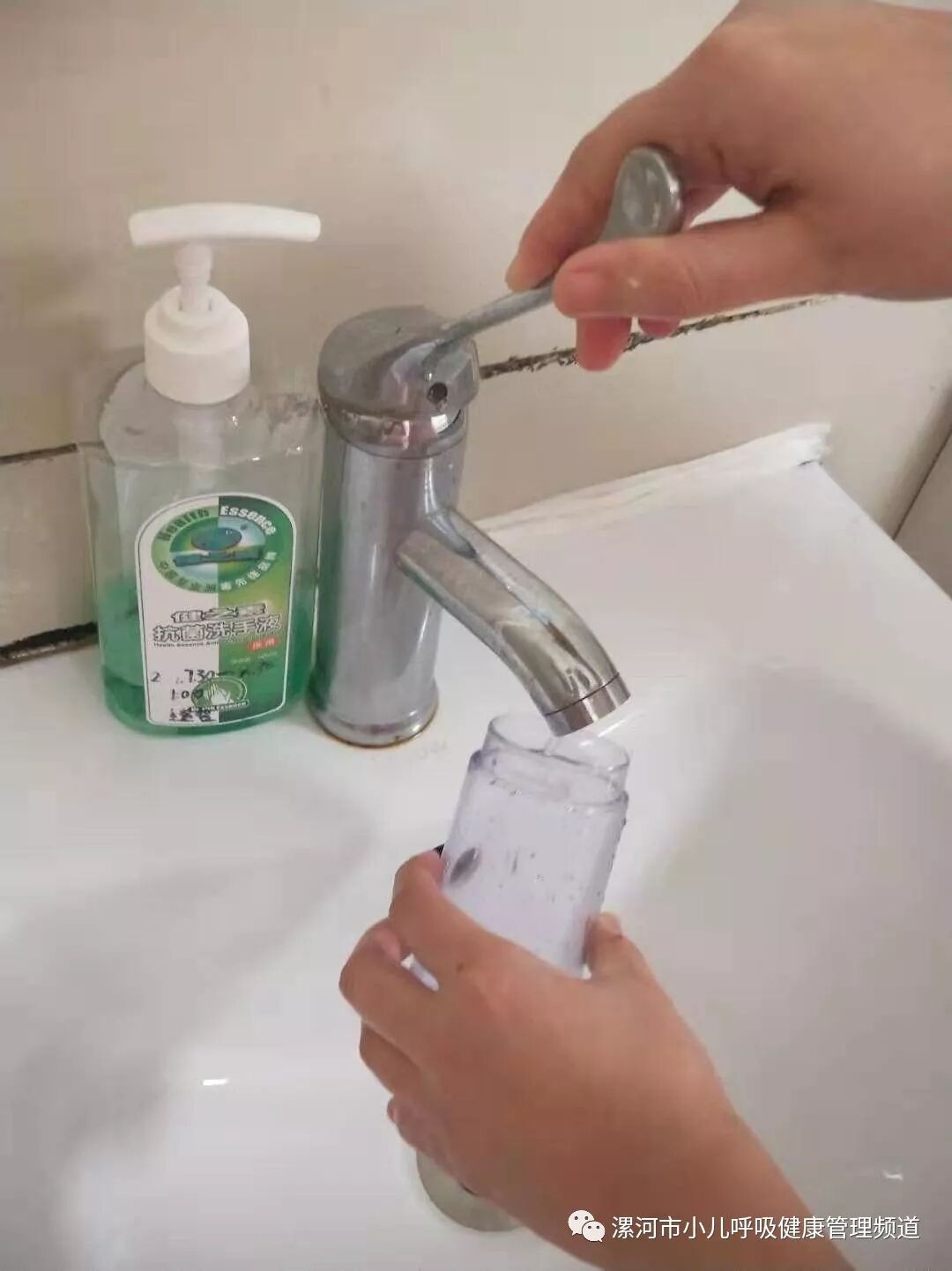 储雾罐怎么清洗储雾罐的使用指南（使用方法+视频）---漯河市儿童医院小儿呼吸内分泌科_https://www.jmylbn.com_新闻资讯_第5张