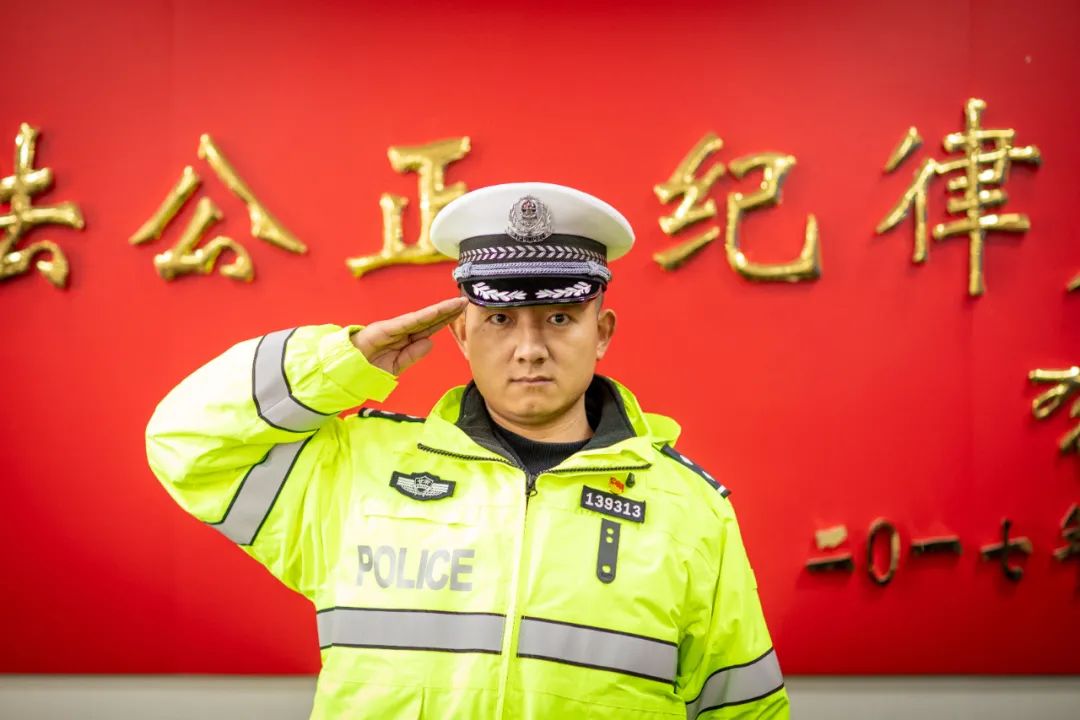 你好警察节今天让我们用110次敬礼致敬人民警察