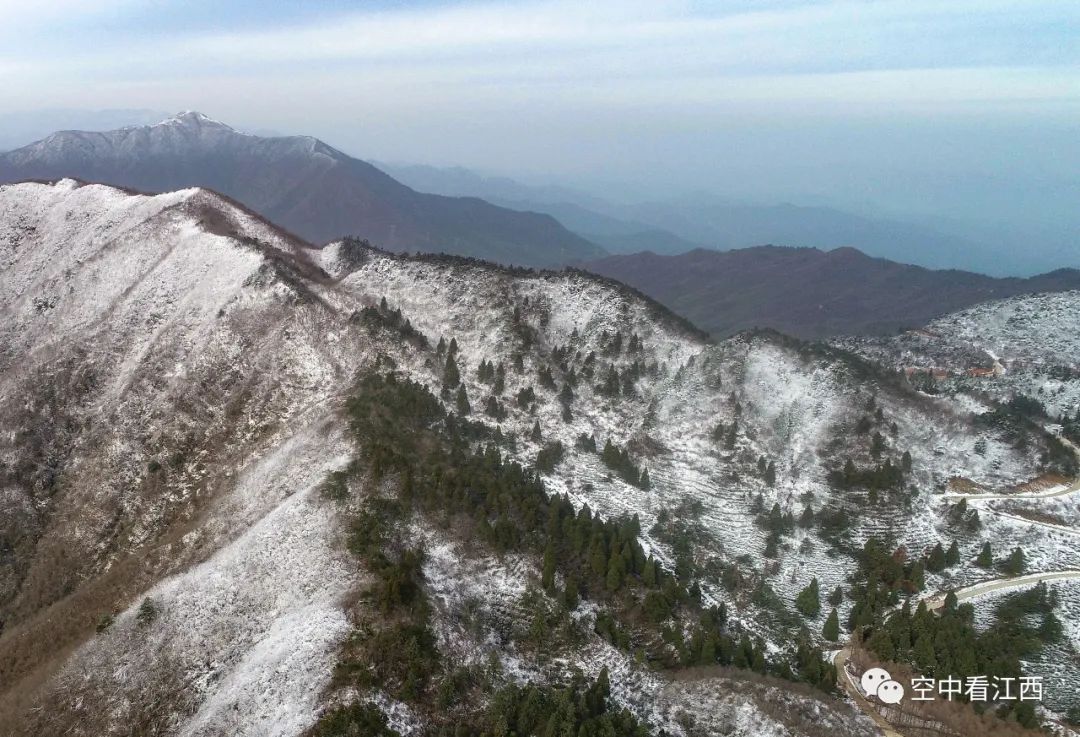 航拍江西武宁太平山迎来今冬初雪漫山银装素裹 空中看江西 全网搜