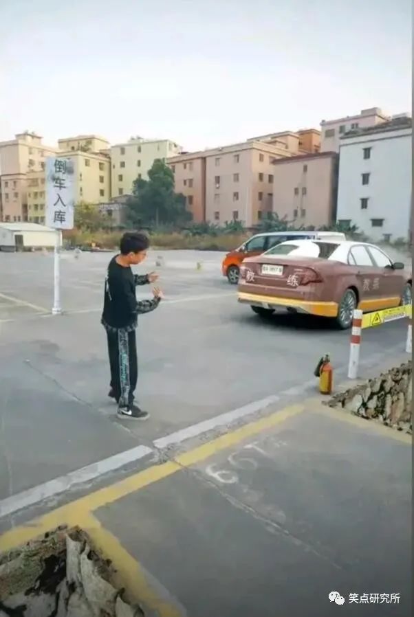 “上班第一天想跟同事打好关系,结果被误以为我在勾引她男友??”-微信头条网 “上班第一天想跟同事打好关系,结果被误以为我在勾引她男友??”