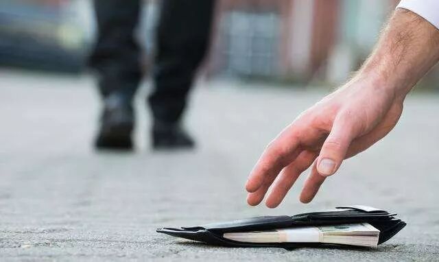 路上捡钱是种什么预兆？这些钱千万不能捡！