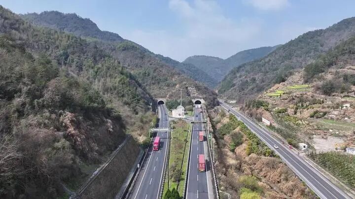 日前,据金华市高速公路建设指挥部消息,甬金高速改扩建金华段建设工程