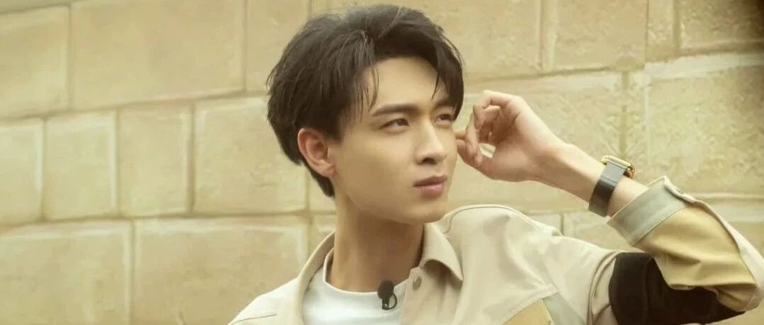 秒变“三岁”还会卖萌，网友：这个节目里的秦霄贤让我“陌生”！