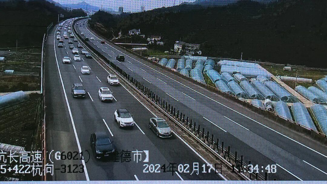 杭州高速交警提醒,如遇各条高速公路出现长时间排队缓行,请及时更新