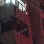 不堪其扰！八旬老太一到深夜疯狂敲盆