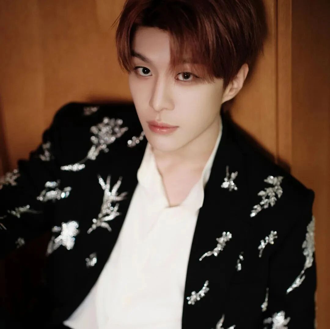 范丞丞遭多车从机场跟拍,途中多次被围堵车窗,经纪人发文