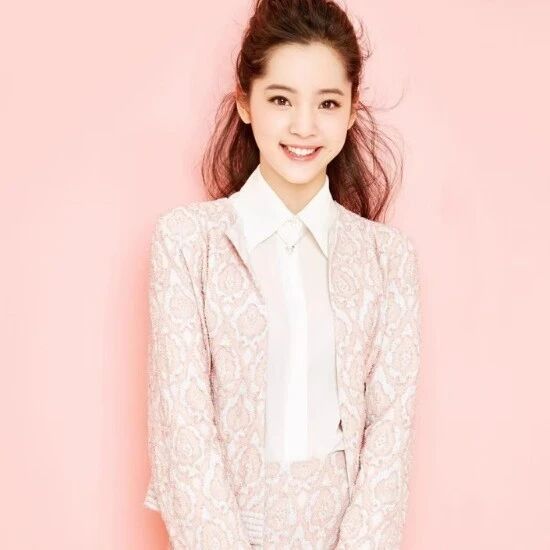 欧阳娜娜疑似与男友同居,男友为摇滚乐队鼓手安雨,此前多次被拍到深夜同行