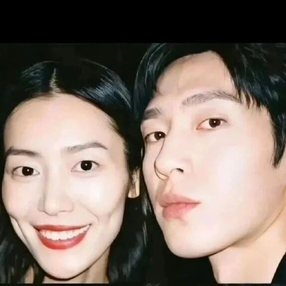 井柏然刘雯被当面追问婚讯,刘雯拽走井柏然,两人全程没有回应