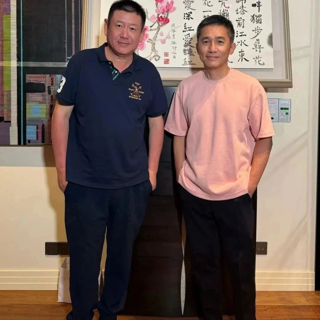 刘嘉玲晒梁朝伟与友人合照:当社恐遇上社恐