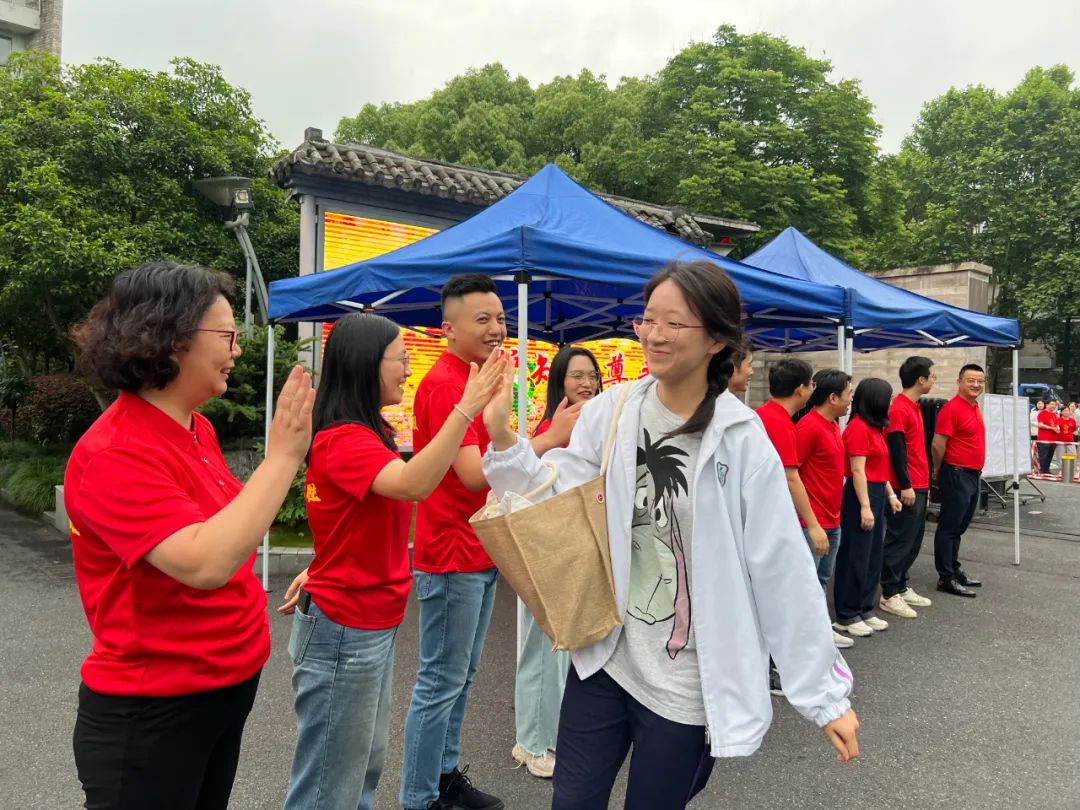 杭州妈妈穿旗袍拿向日葵为孩子送考