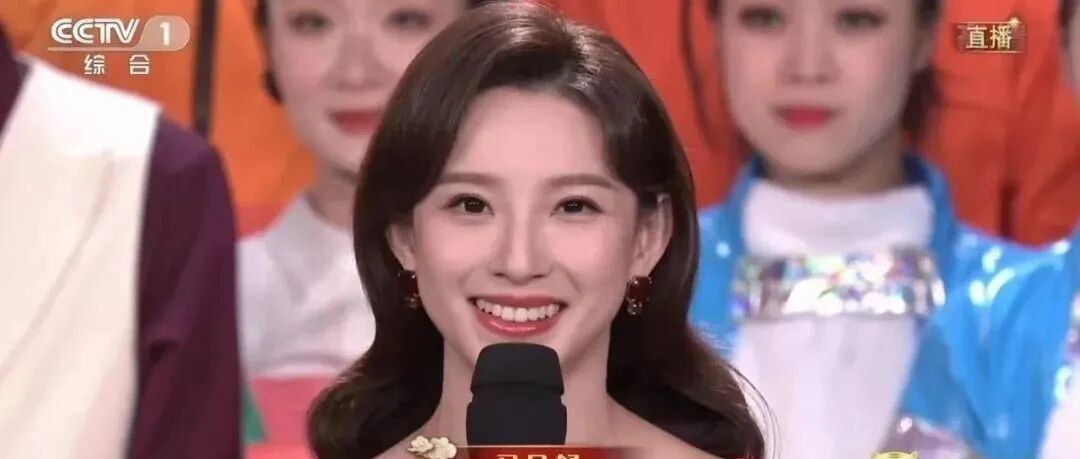 首次亮相央视春晚，她被“漂亮”刷屏