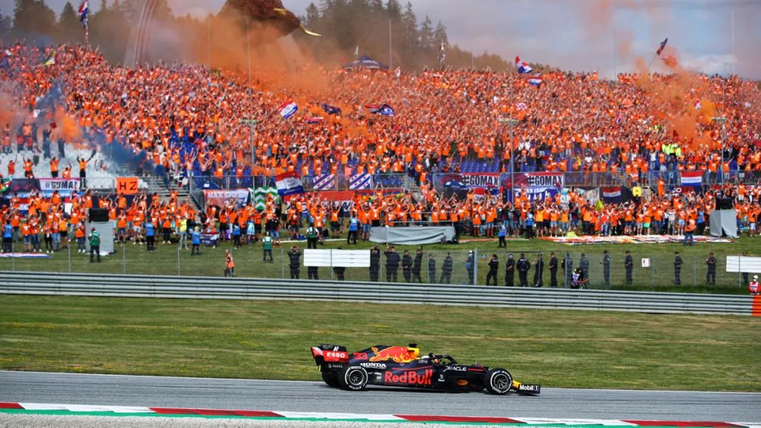 F1奥地利大奖赛正赛点评：维斯塔潘一骑绝尘，梅赛德斯或已瞄向明年