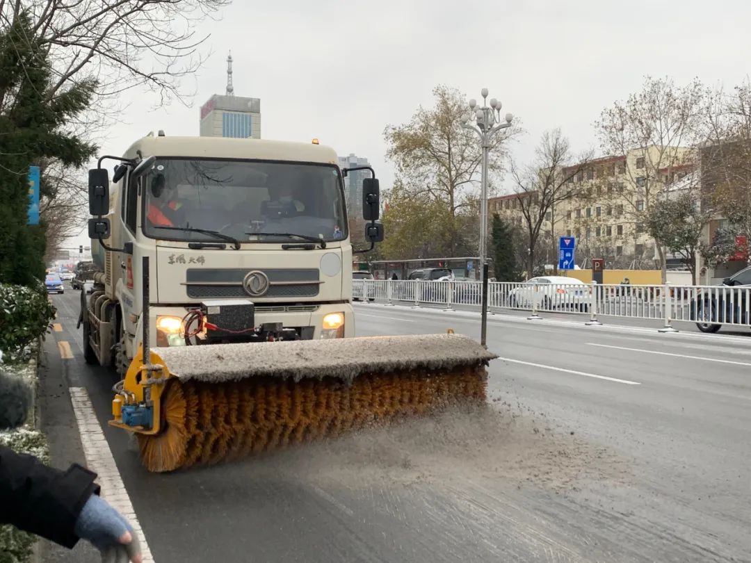 应对道路结冰 聊城城区撒布融雪剂近100吨 热点讯息网