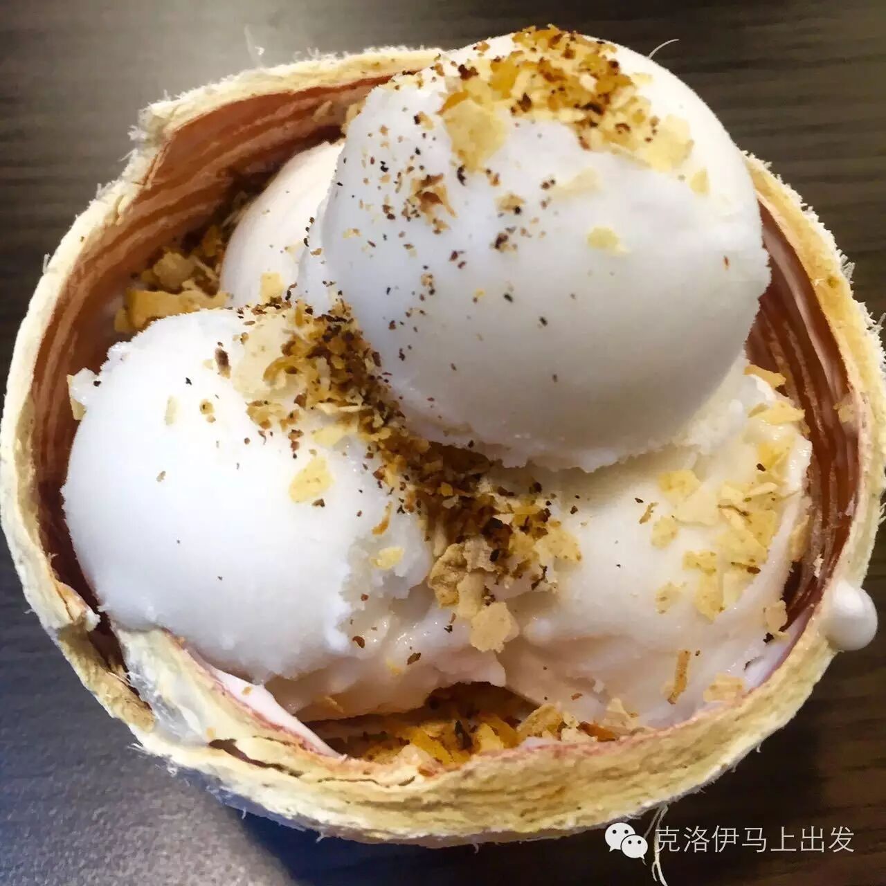 当吃得很饱很饱的时候,再来一个不加糖的天然椰子冰激凌拌着椰肉,麦片