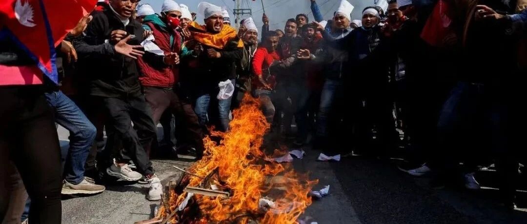 这个邻国乱了，导火索是美国的一个礼物！