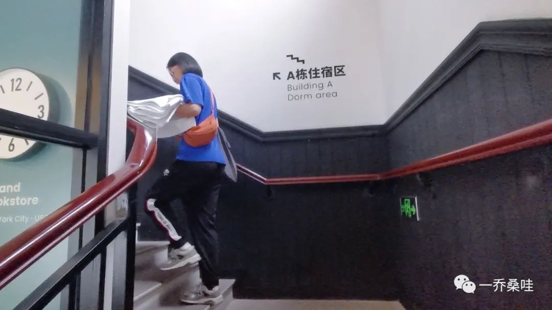 24小时书店里躺满失意的中年男人