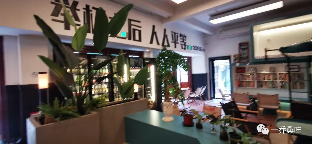 24小时书店里躺满失意的中年男人