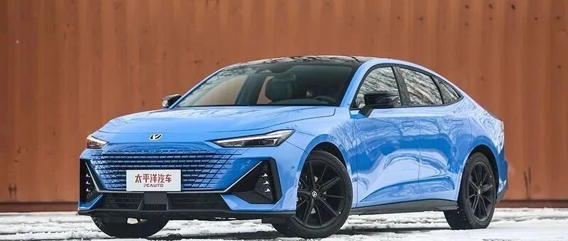 性能比肩2.0T，颜值完虐合资车！10来万的长安UNI-V究竟有多强？