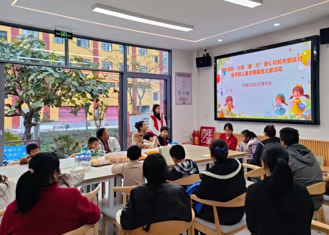 6月3日，西盟县勐梭镇东城社区党群服务中心开展“爱心妈妈”关爱行动，在勐梭东城社区，叶花爱心妈妈陪孩子们进行阅读活动，叶花摄.jpg