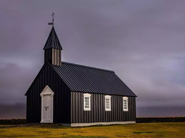 冰岛特色草教堂旁的墓地，竟也如此浪漫！