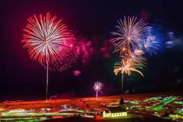 冰岛特色草教堂旁的墓地，竟也如此浪漫！