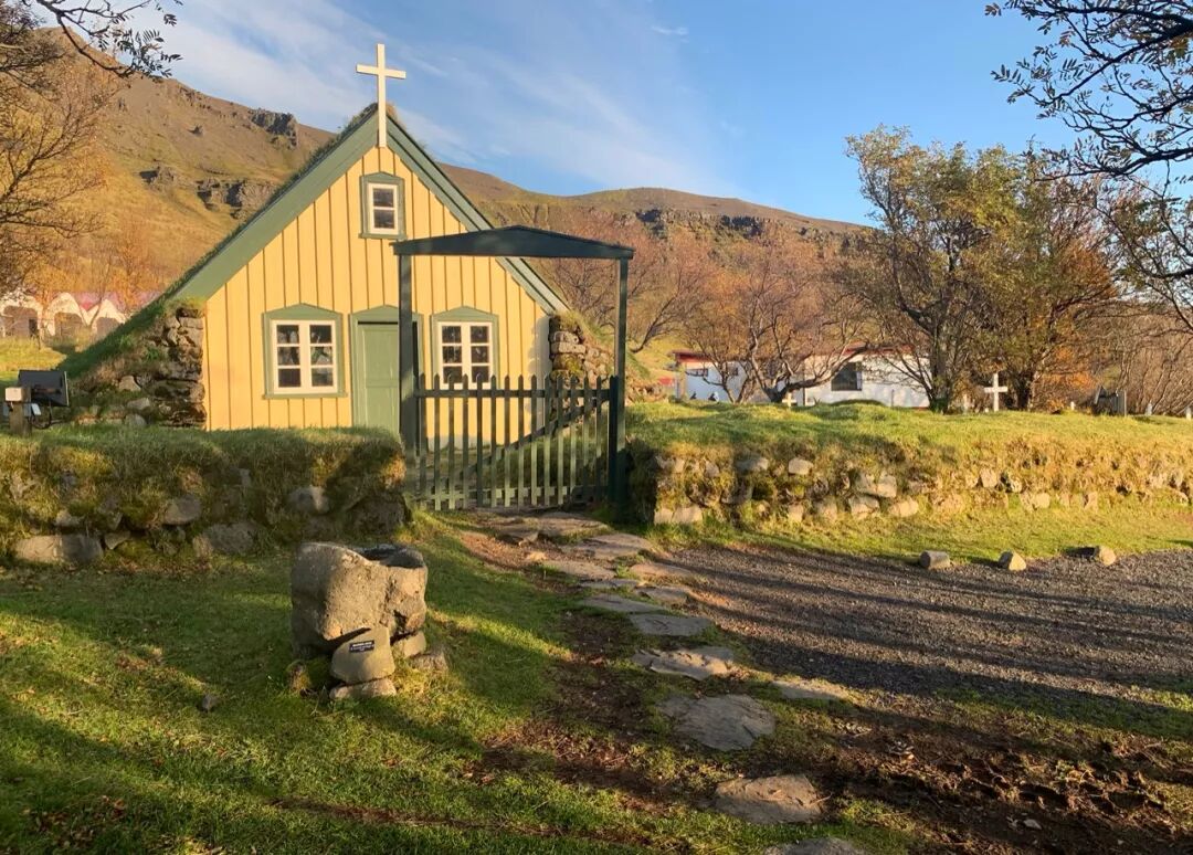 冰岛特色草教堂旁的墓地，竟也如此浪漫！