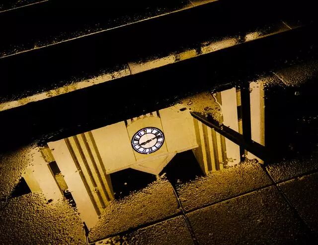 冰岛特色草教堂旁的墓地，竟也如此浪漫！