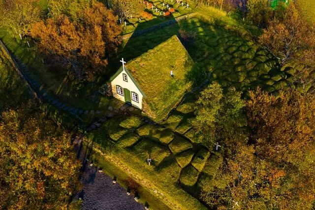冰岛特色草教堂旁的墓地，竟也如此浪漫！