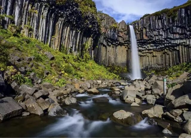 冰岛特色草教堂旁的墓地，竟也如此浪漫！