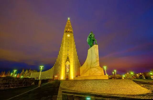 冰岛特色草教堂旁的墓地，竟也如此浪漫！