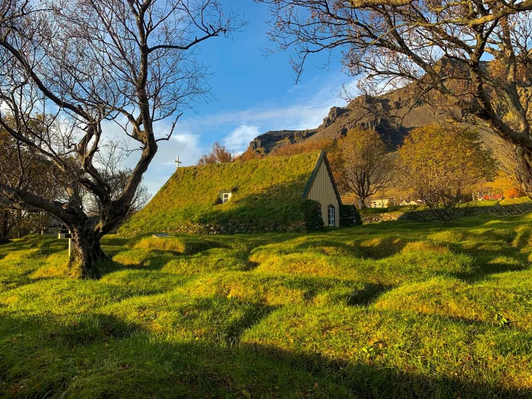 冰岛特色草教堂旁的墓地，竟也如此浪漫！