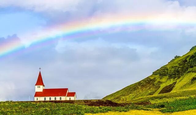 冰岛特色草教堂旁的墓地，竟也如此浪漫！