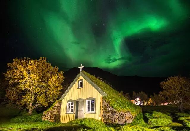 冰岛特色草教堂旁的墓地，竟也如此浪漫！