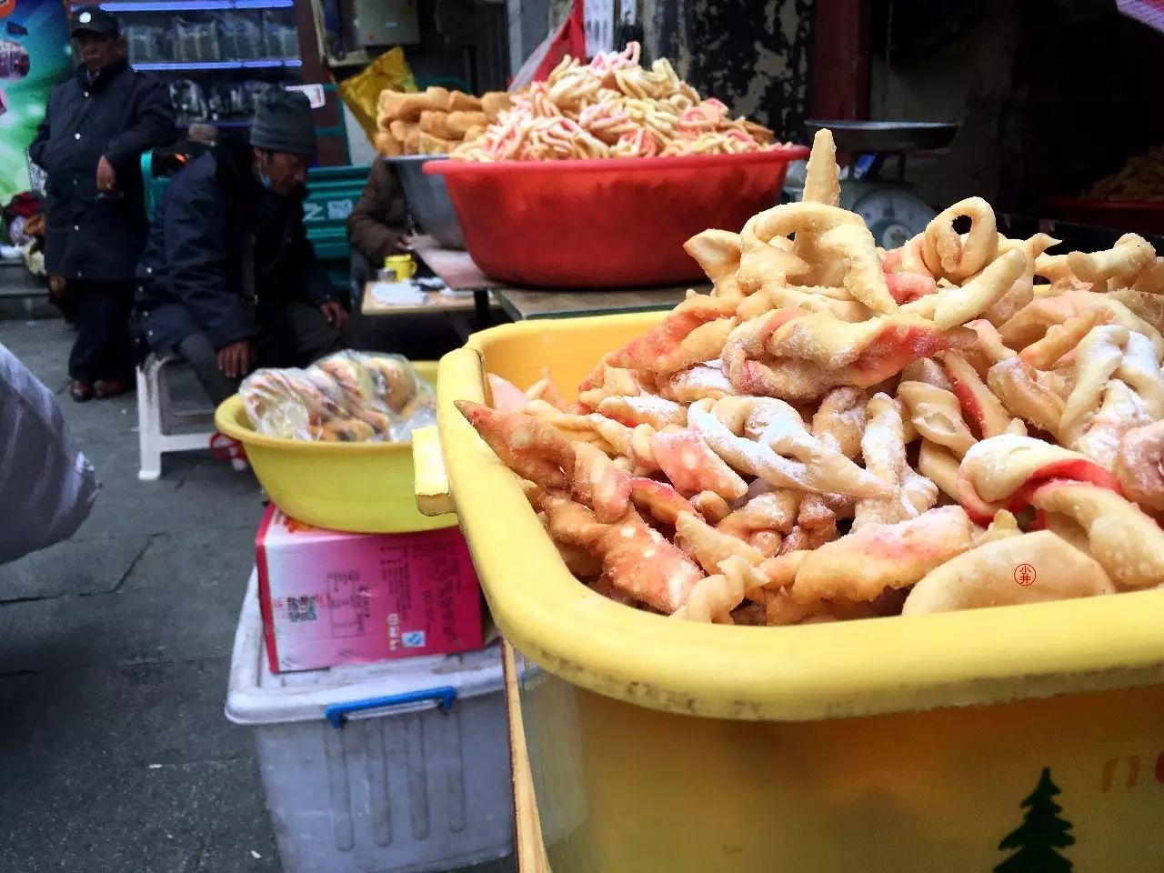 一种酥油炸成的面食,有各种形状,涂以颜料,裹以砂糖.