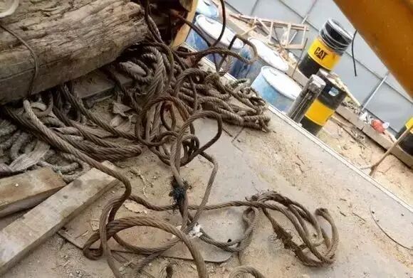 钢丝绳都锈成这样了！你敢用，这吊车我不敢开！