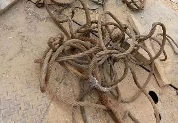 钢丝绳都锈成这样了！你敢用，这吊车我不敢开！