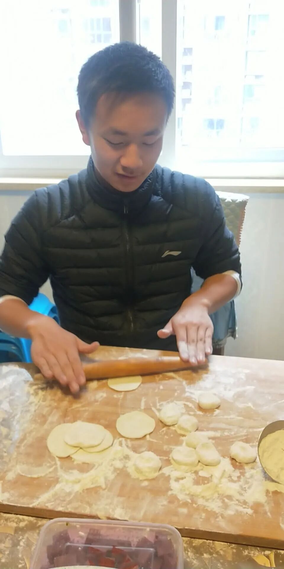 1、张博晗在擀饺子皮.jpg