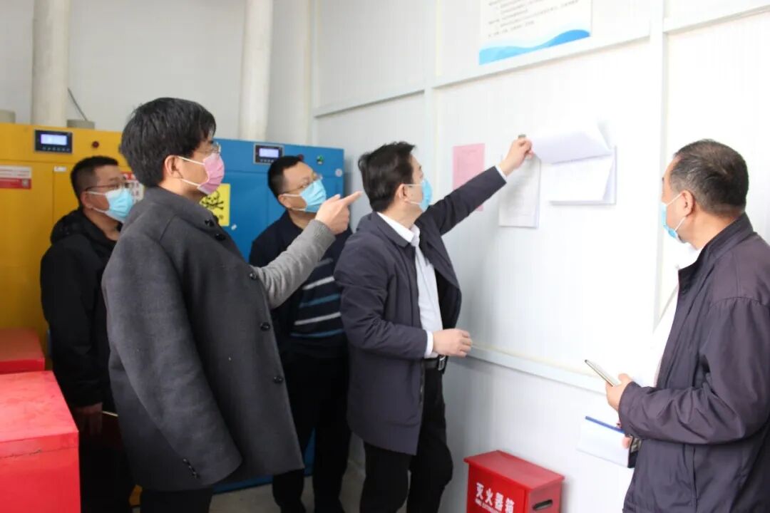 4、安全排查小组在排查危化品管理台账 (复制).jpg